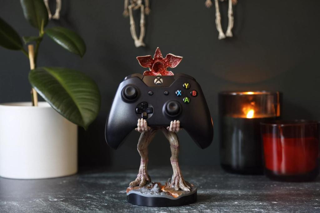STRANGER THINGS - Demogorgon - Controller & Phone Support - 20cm