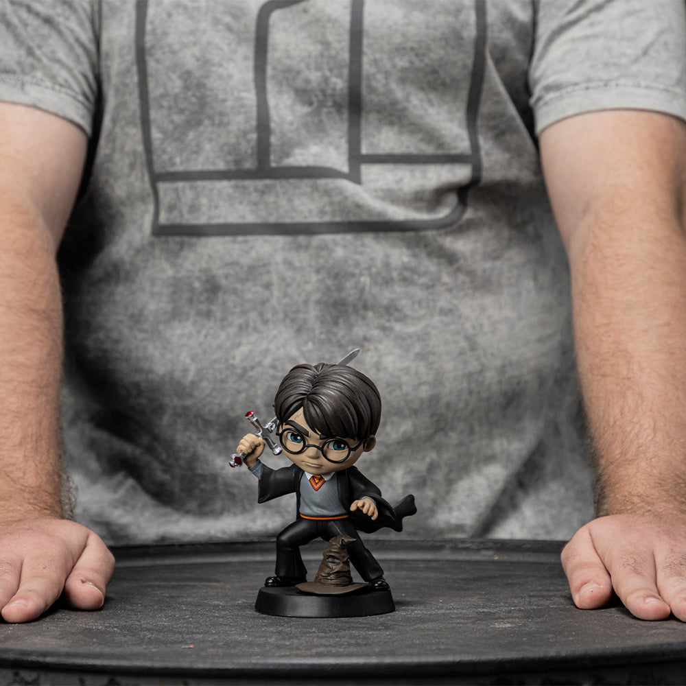 Iron Studios & Minico Harry Potter - Harry Potter with Sword of Gryffindor Figure