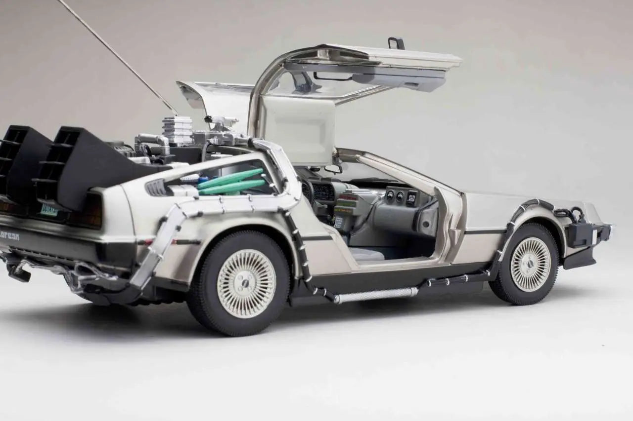 BACK TO THE FUTURE  DE LOREAN DIE-CAST 1:18 SCALE MODEL