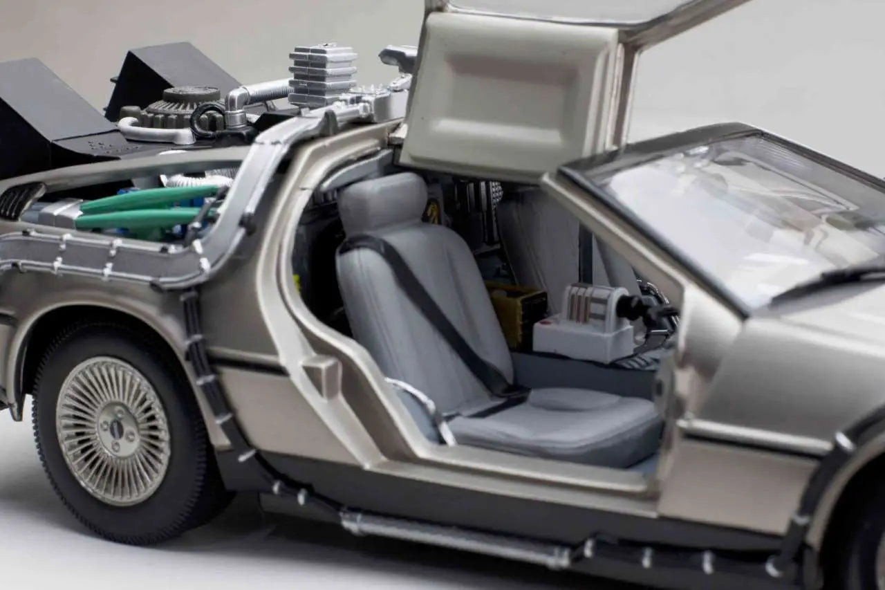 BACK TO THE FUTURE  DE LOREAN DIE-CAST 1:18 SCALE MODEL