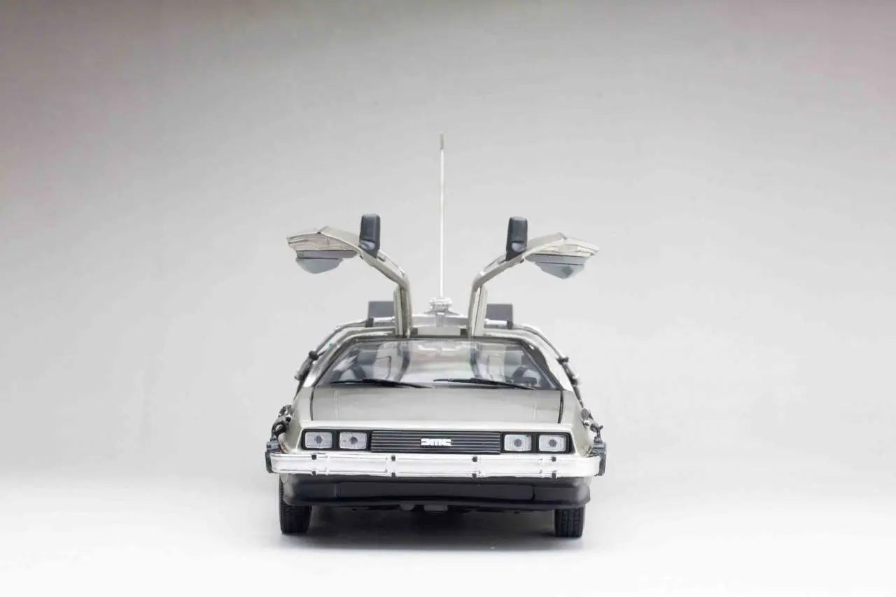 BACK TO THE FUTURE  DE LOREAN DIE-CAST 1:18 SCALE MODEL