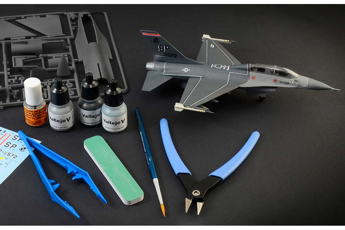 1:72 Complete modeling set F-16 C/D Night Falcon