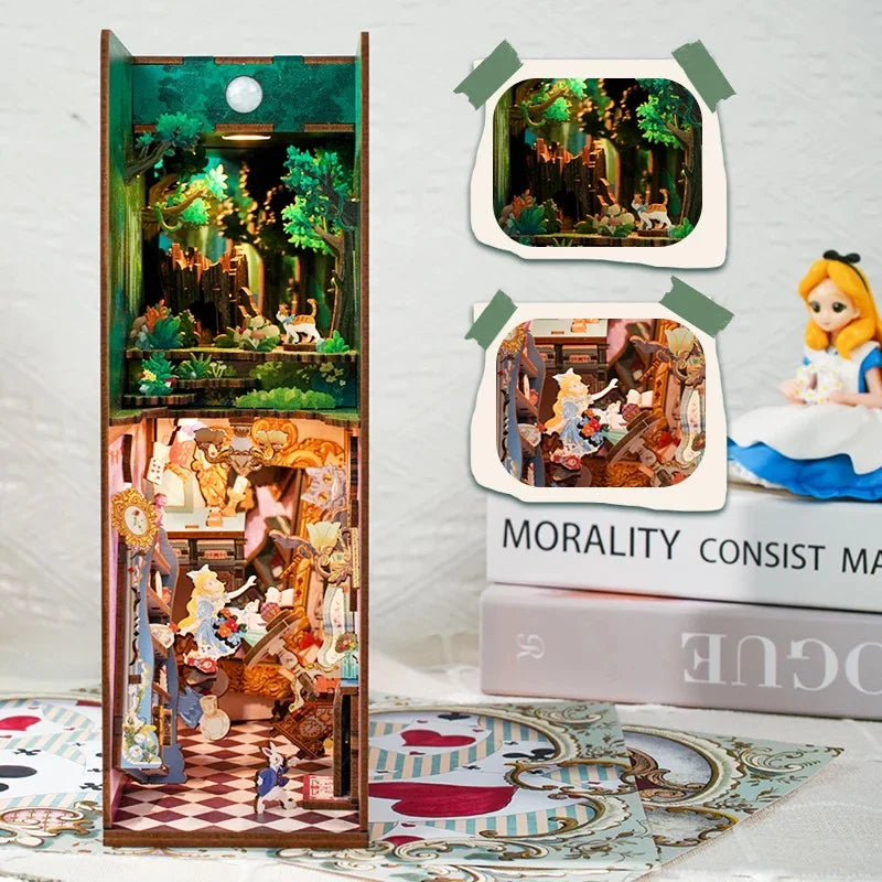 BOOK NOOK KIT - DIY- Alice in Wonderland - 184pcs + LED Light