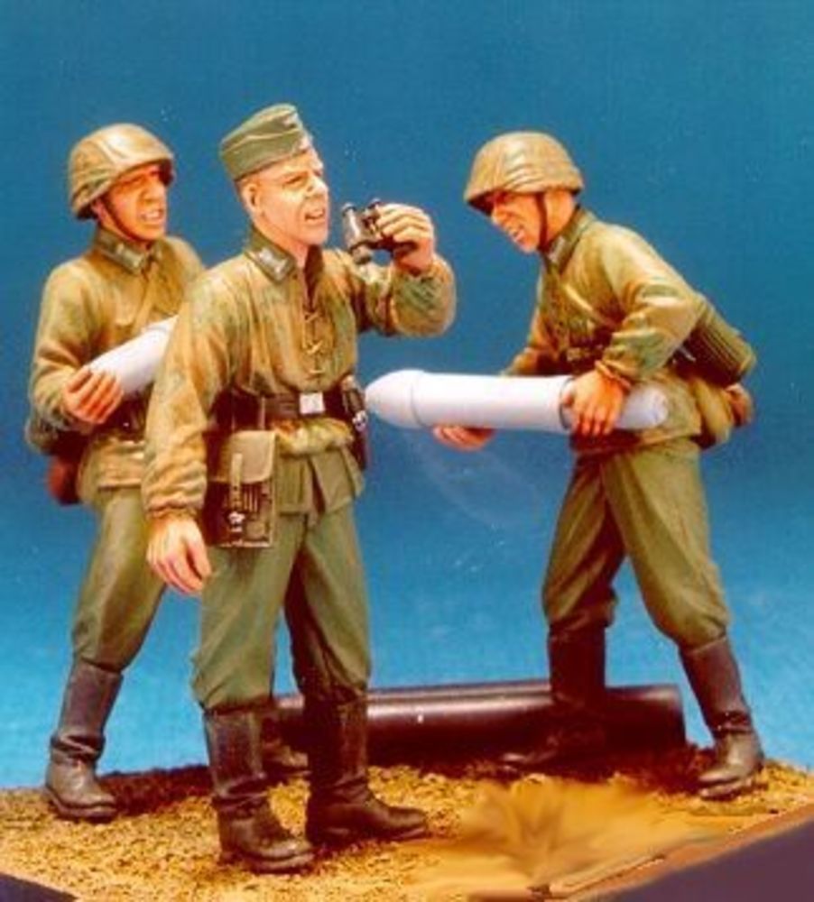 Ger. Eastern Front Launcher (1)-3Fig/w/B