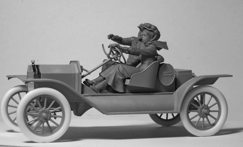 American Sport Car Drivers(1910s)(1 male 1 female figures)