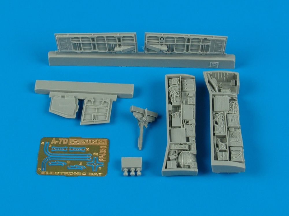 A-7D Corsair II Electronic Bay f��r Hasegawa-Bausatz