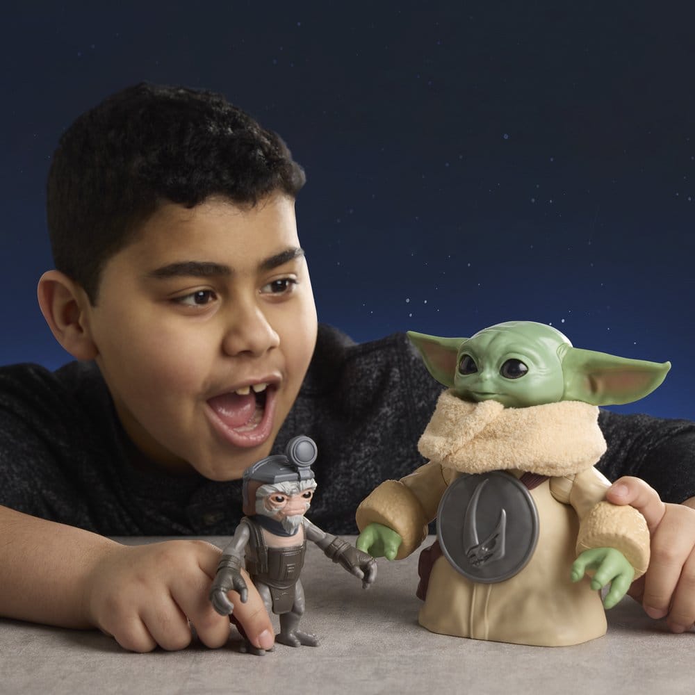 Star Wars: The Mandalorian & Grogu Electronic Action Figure Huggin' Grogu & Anzellan 17 cm