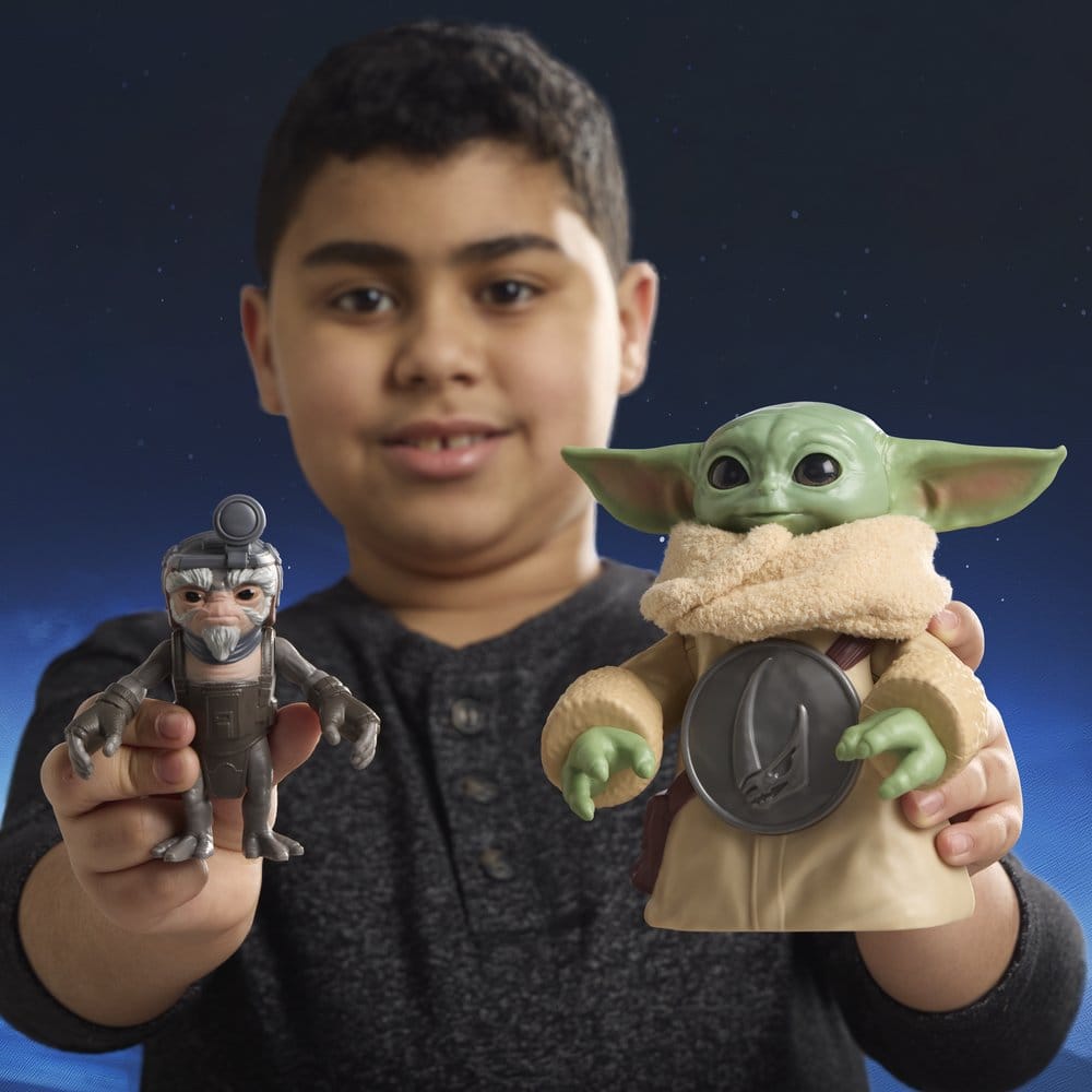 Star Wars: The Mandalorian & Grogu Electronic Action Figure Huggin' Grogu & Anzellan 17 cm