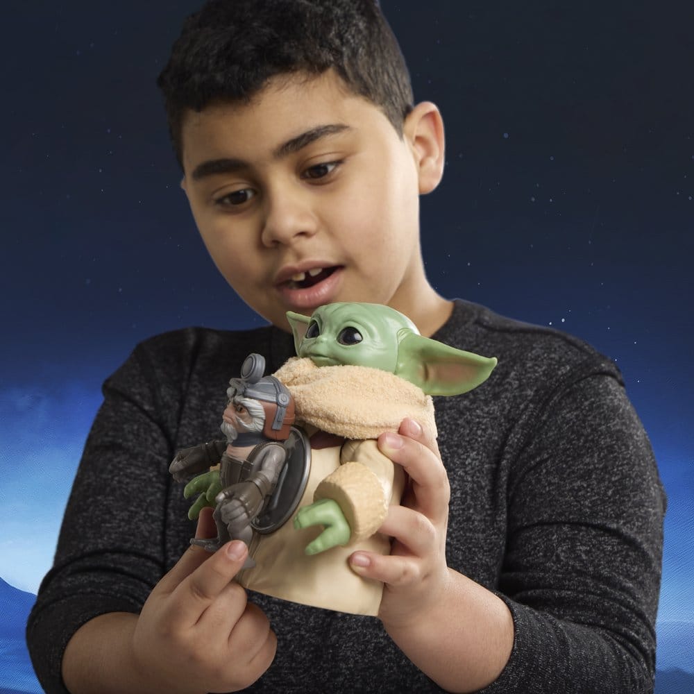 Star Wars: The Mandalorian & Grogu Electronic Action Figure Huggin' Grogu & Anzellan 17 cm