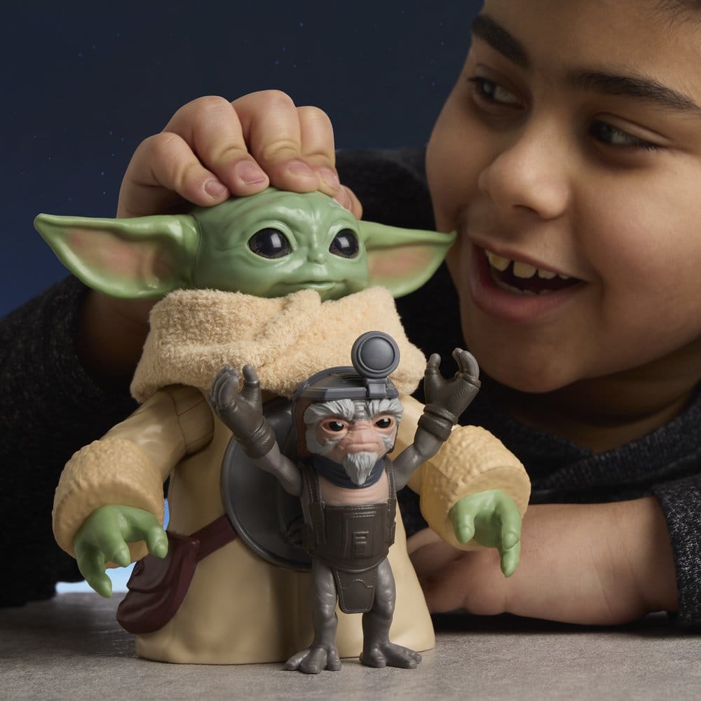 Star Wars: The Mandalorian & Grogu Electronic Action Figure Huggin' Grogu & Anzellan 17 cm