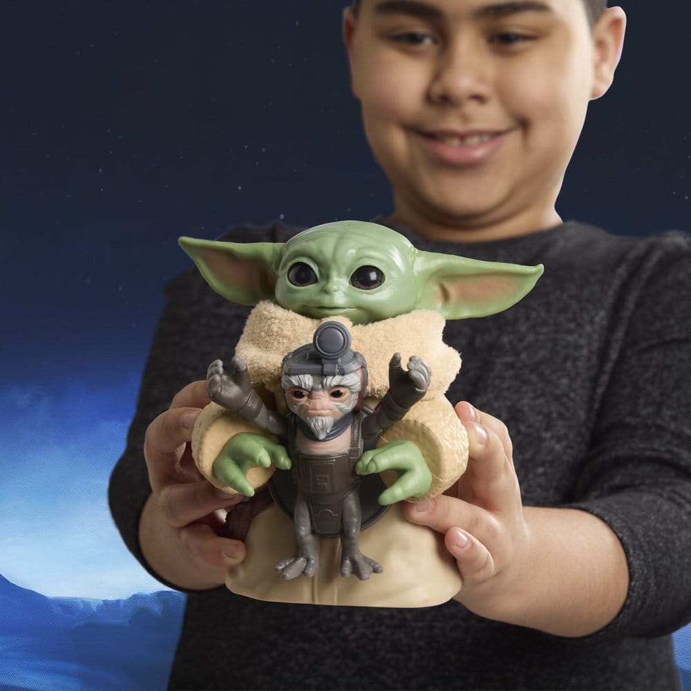 Star Wars: The Mandalorian & Grogu Electronic Action Figure Huggin' Grogu & Anzellan 17 cm