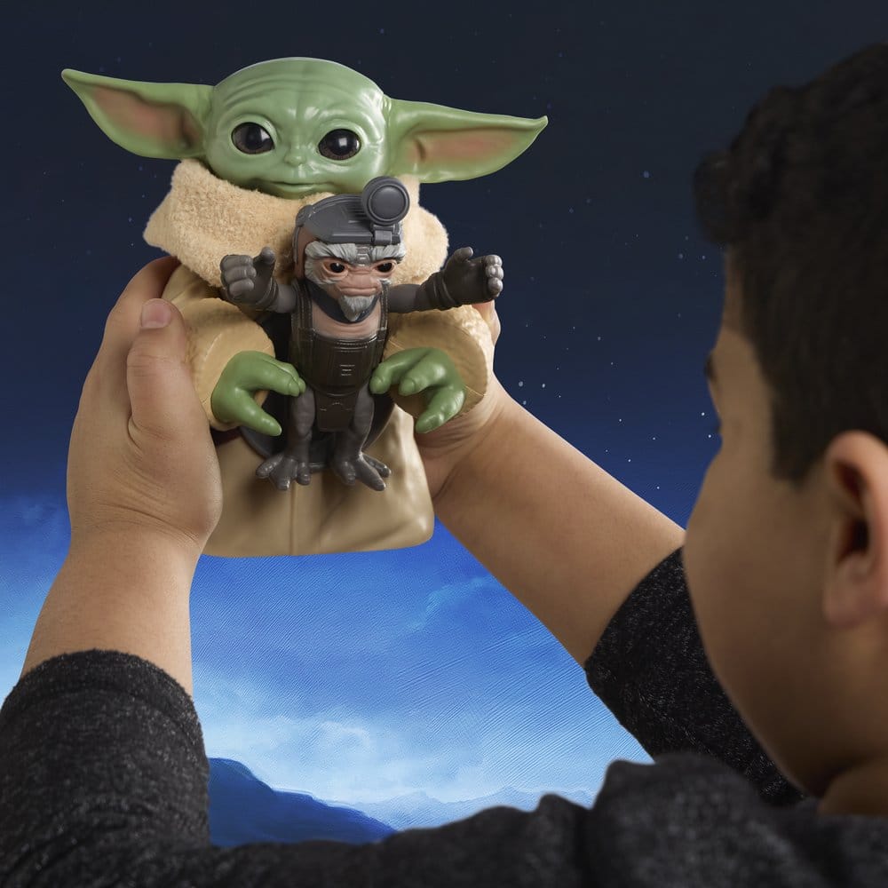 Star Wars: The Mandalorian & Grogu Electronic Action Figure Huggin' Grogu & Anzellan 17 cm