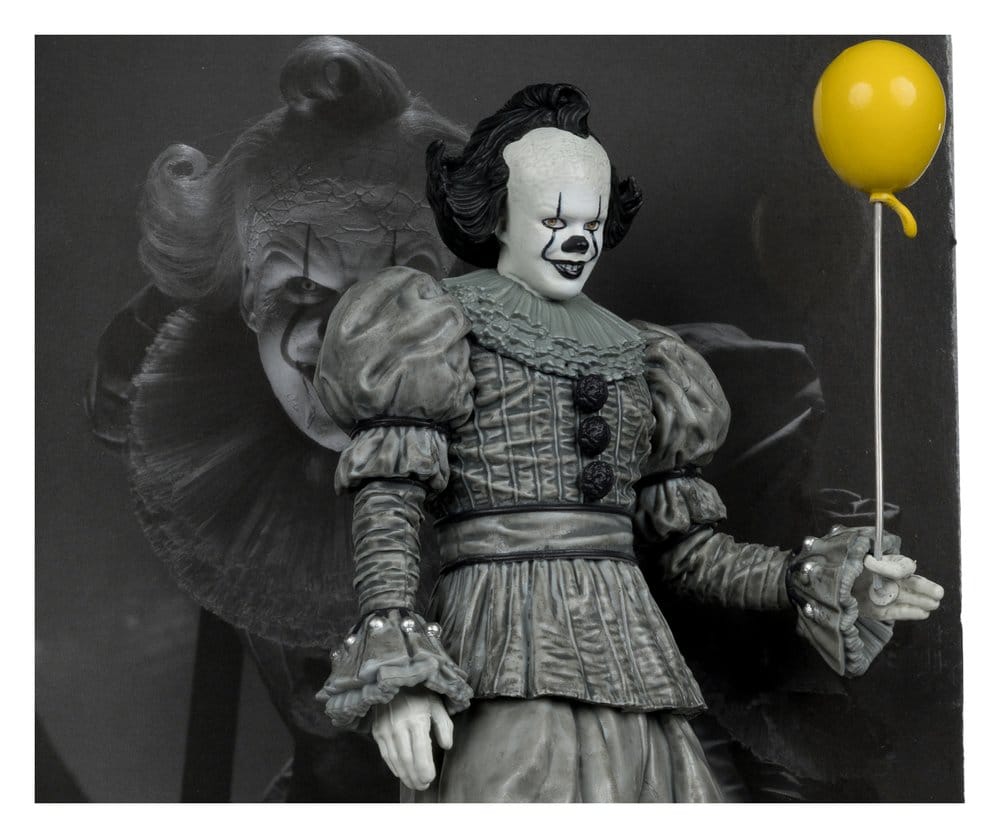 It Welcome to Derry Movie Maniacs Figure Pennywise (Black & White) 16 cm