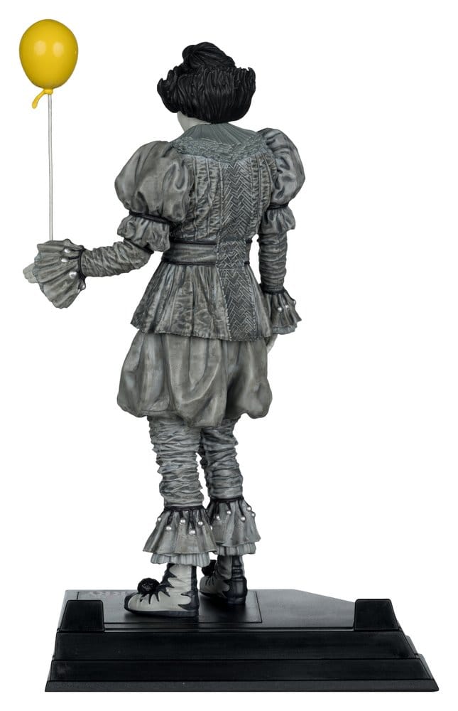 It Welcome to Derry Movie Maniacs Figure Pennywise (Black & White) 16 cm
