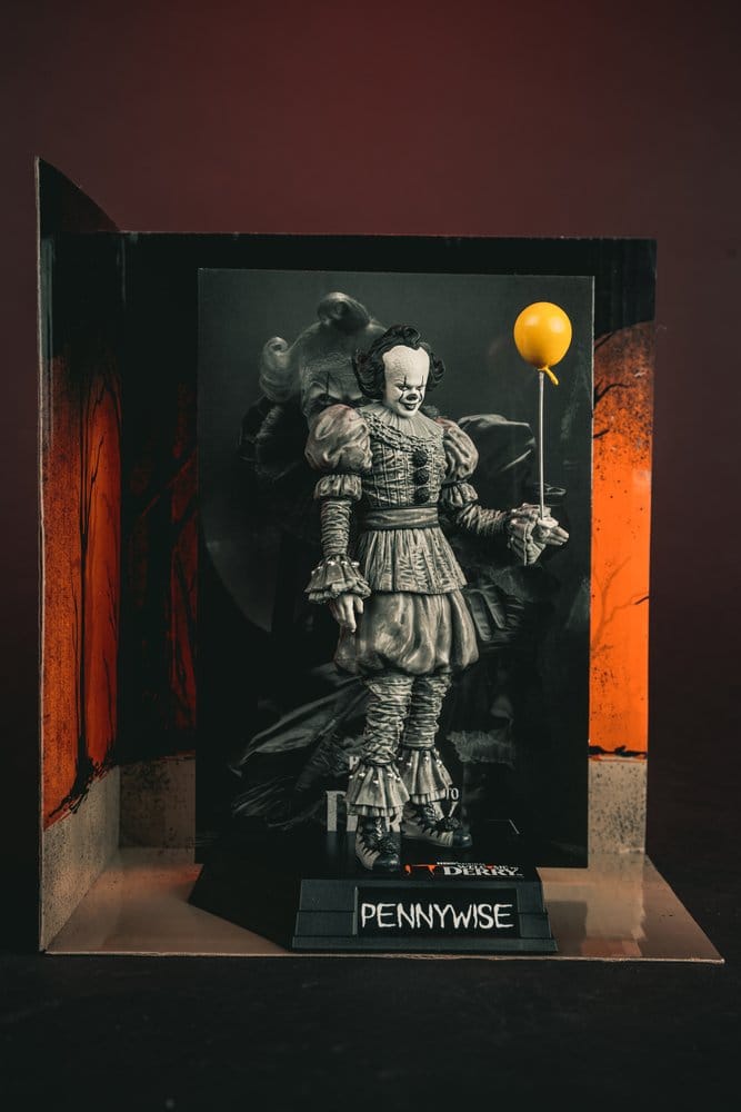 It Welcome to Derry Movie Maniacs Figure Pennywise (Black & White) 16 cm