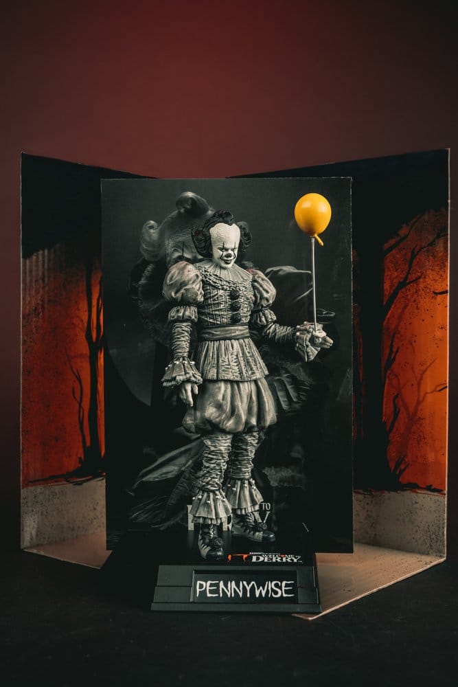 It Welcome to Derry Movie Maniacs Figure Pennywise (Black & White) 16 cm