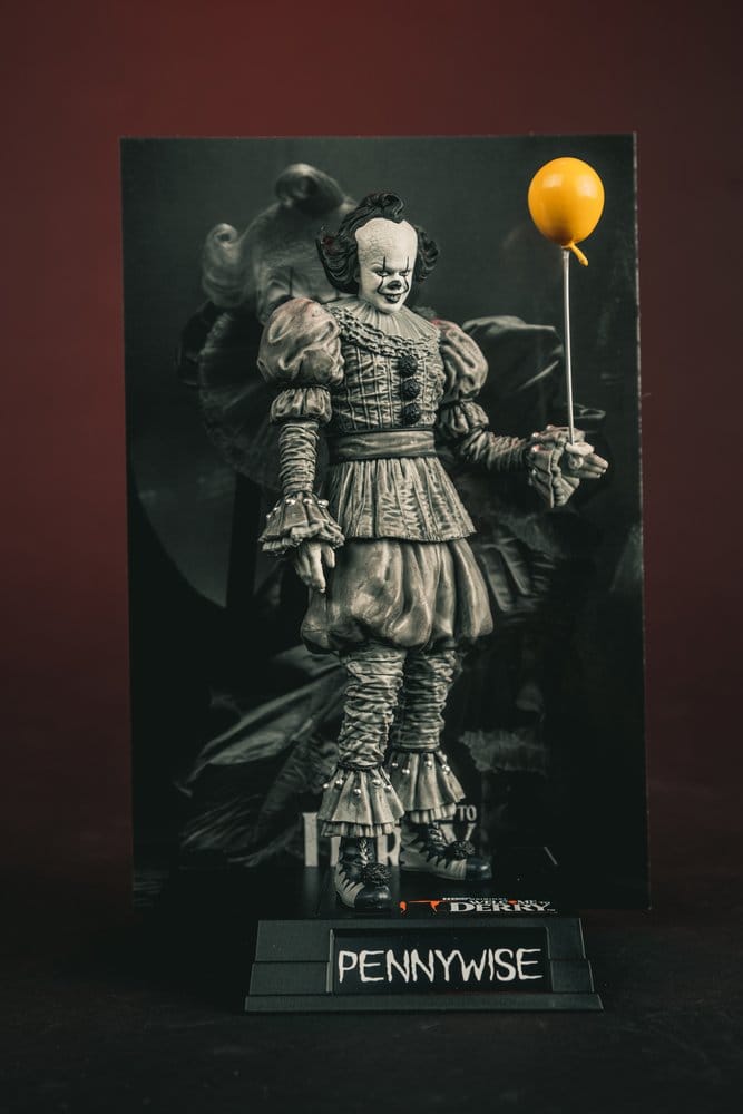 It Welcome to Derry Movie Maniacs Figure Pennywise (Black & White) 16 cm