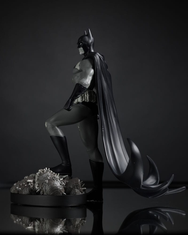 DC Direct Statue 1/10 Batman by Bjorn Barends (Black White) 18 cm