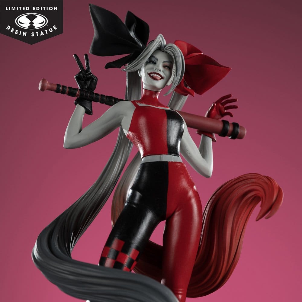 DC Direct Harley Quinn: Red, White & Black Statue 1/10 Harley Quinn by Alex Garner 21 cm