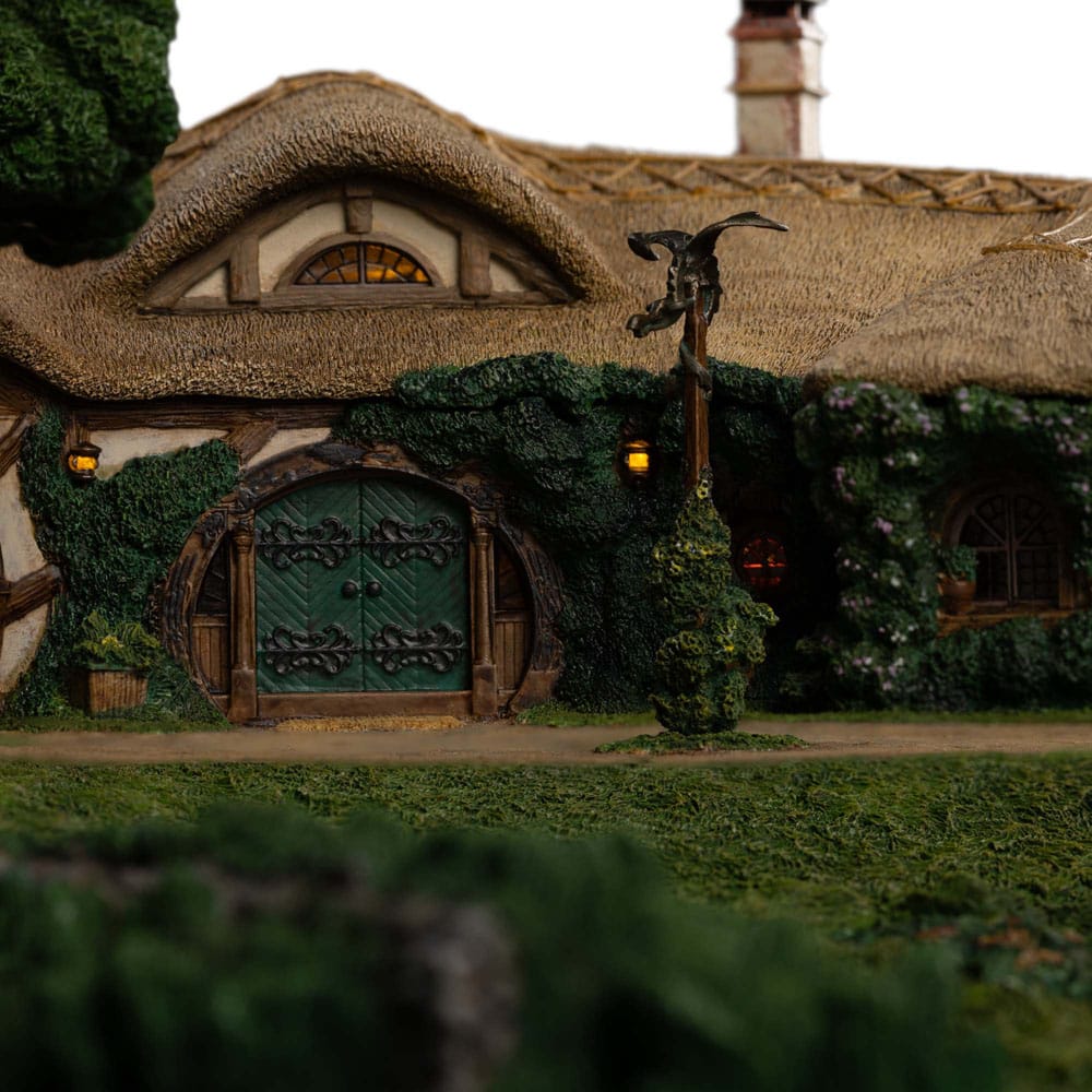 Lord of the Rings Statue The Green Dragon Inn