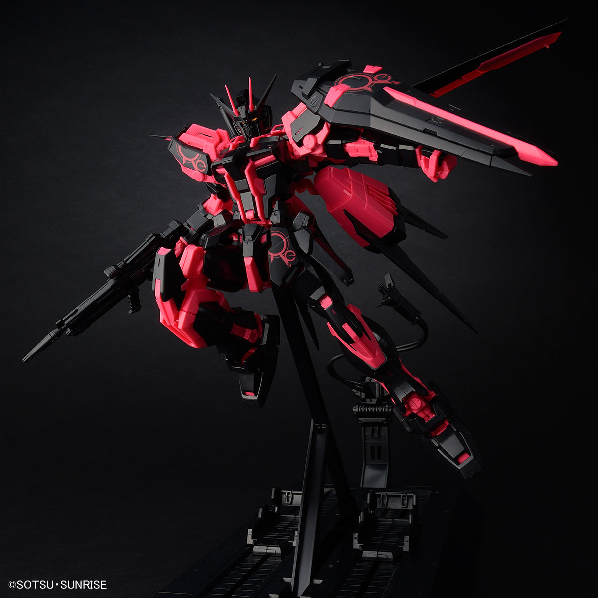 MG 1/100 Aile Strike Gundam Ver.RM [Recirculation Color/Neon Pink]